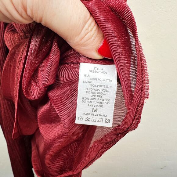 All in Favor Dolman Plisse Textured Short Sleeve Burgundy Midi Dress Medium - Picture 14 of 15